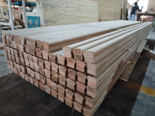 Vietnam New Top Solid Red Oak Handrails for Staircase Balcony Traditional OEM/ODM Wooden Railings 16" Easy